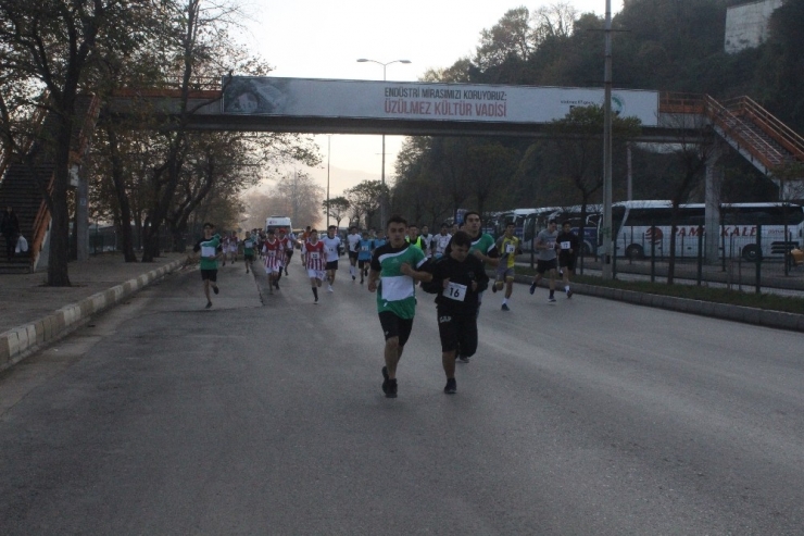 Soğuk Havaya Aldırış Etmeden Bitiş Çizgisine Ulaşmak İçin Koştular
