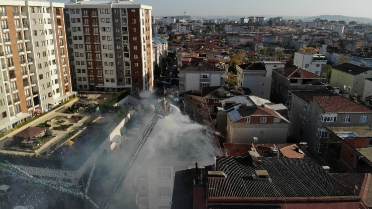 Pendik’te 4 Katlı Binanın Çatısı Alev Alev Yandı