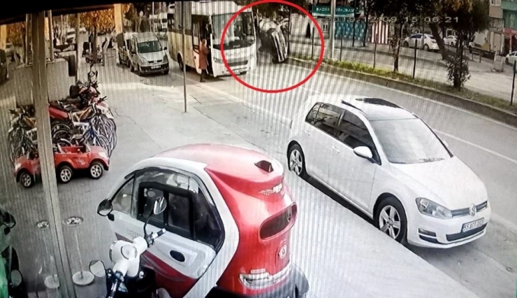 2 Kişinin Yaralandığı Kaza Kamerada