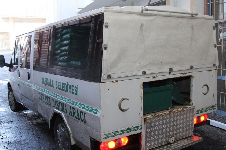 İran Sınırında Erkek Cesedi Bulundu