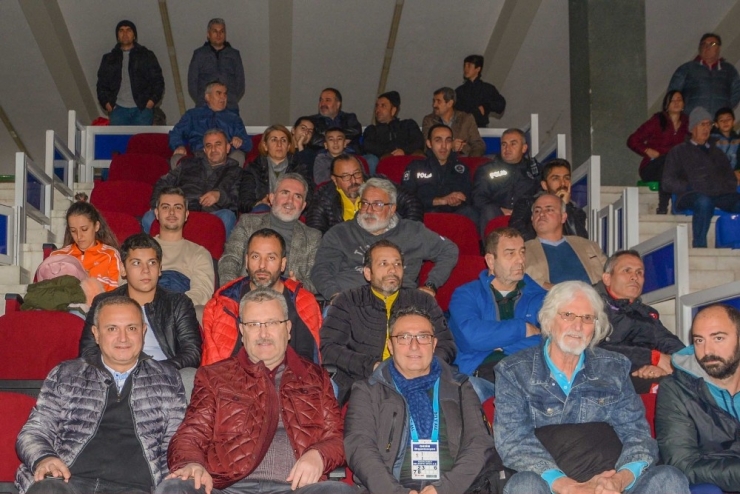 Karacabey Belediyespor Voleybol Takımı Şampiyonluk Yolunda