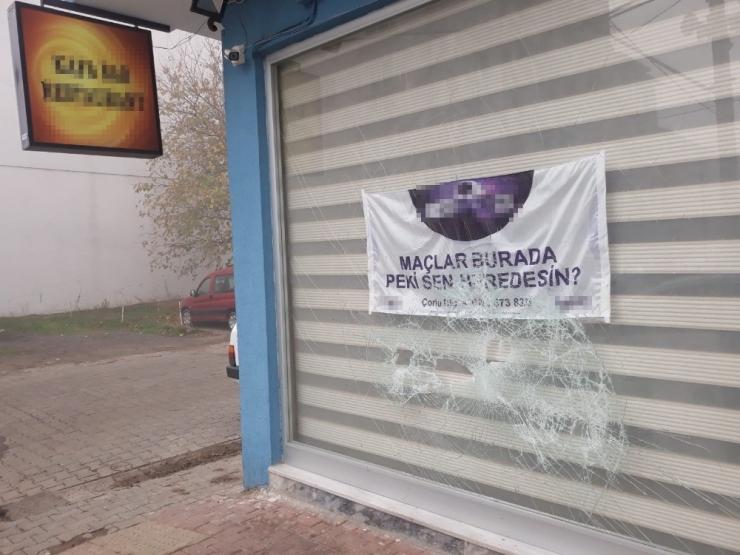 Restoranın Camlarını Kırdı, Güvenlik Kamerasına Yakalandı