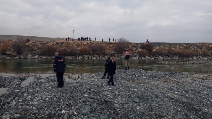 Haber Alınamayan Balıkçının Nehir Kenarında Eşyaları Bulundu