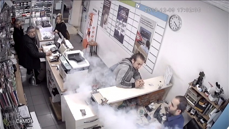 Patlayan Telefon Bataryası Paniğe Neden Oldu