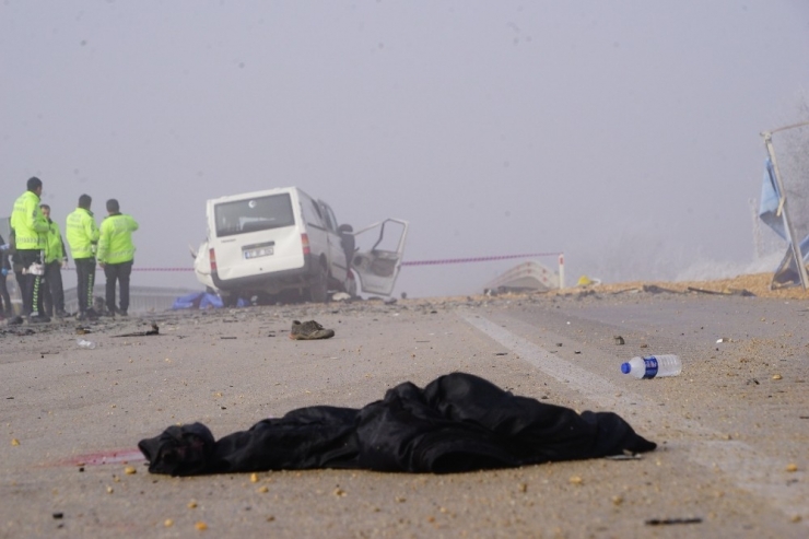 Panelvan Minibüs İle Çakıl Taşı Yüklü Kamyon Çarpıştı: 3 Ölü 2 Yaralı