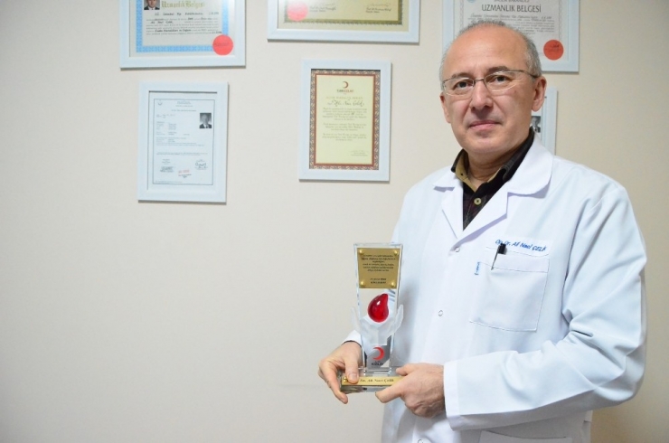 Hem Kan Veriyor, Hem Hayat Kurtarıyor