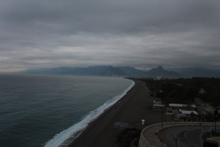 Kırmızı Uyarının Yapıldığı Antalya Güne Sakin Başladı