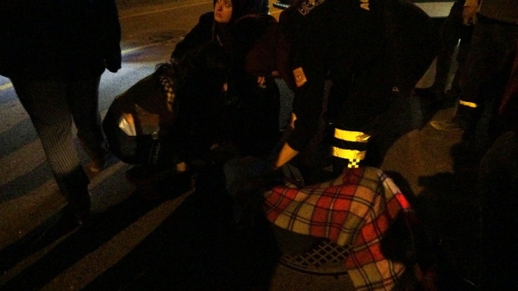 Yaralı Kadın Üşümesin Diye Üzerine Battaniye Örtüp Ambulansı Beklediler