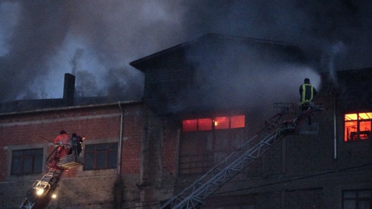 Mobilya Atölyesindeki Yangını Söndürme Çalışmaları Sürüyor