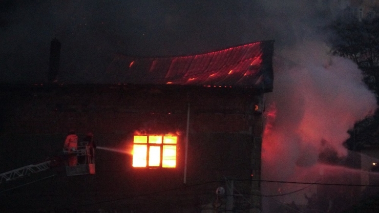 Mobilya Atölyesindeki Yangını Söndürme Çalışmaları Sürüyor