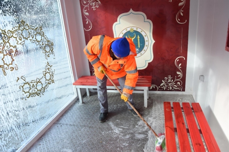 6k Akıllı Duraklarda Temizlik Çalışması