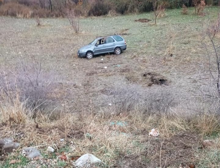 Otomobil Tarlaya Yuvarlandı: 3 Yaralı