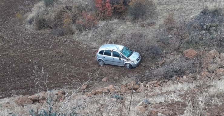 Otomobil Şarampole Yuvarlandı: 1 Yaralı