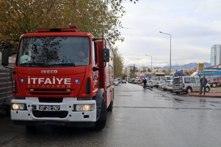 Halk Pazarında Park Halindeyken Yanan Kamyonet, Paniğe Neden Oldu