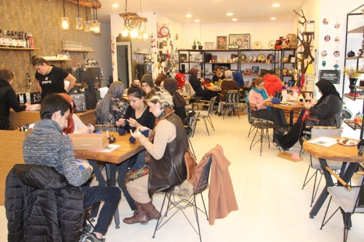 Lösemili Çocuklar İçin Özel Bere Örüyorlar