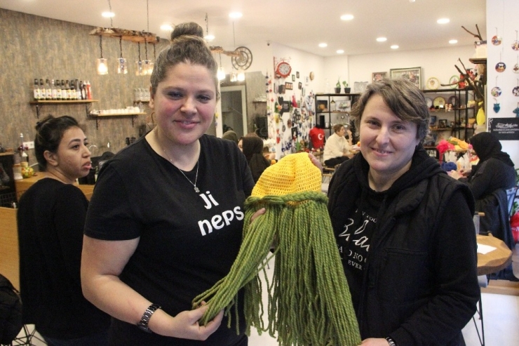 Lösemili Çocuklar İçin Özel Bere Örüyorlar