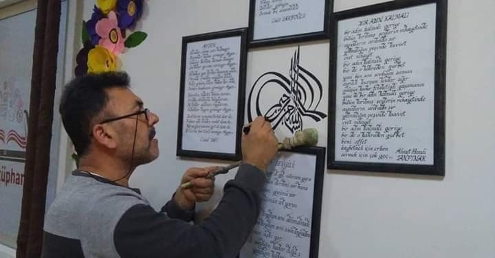 Gönüllü İmam Okul Duvarlarını Siluet Vektörel Boya İle Canlandırdı