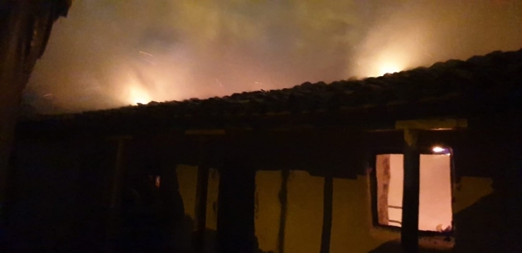 Yeşilköy’de Çıkan Yangında Bir Ev Kullanılamaz Hale Geldi