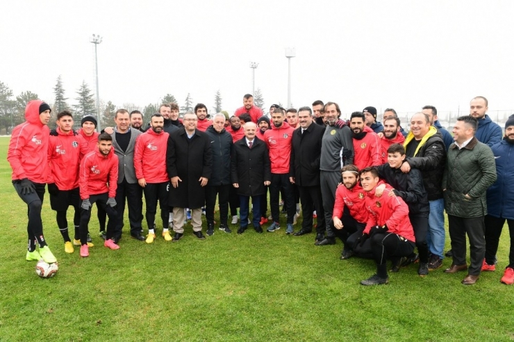 Vali Çakacak Ve Rektör Çomaklı’dan Eskişehirsporlu Futbolculara Ziyaret