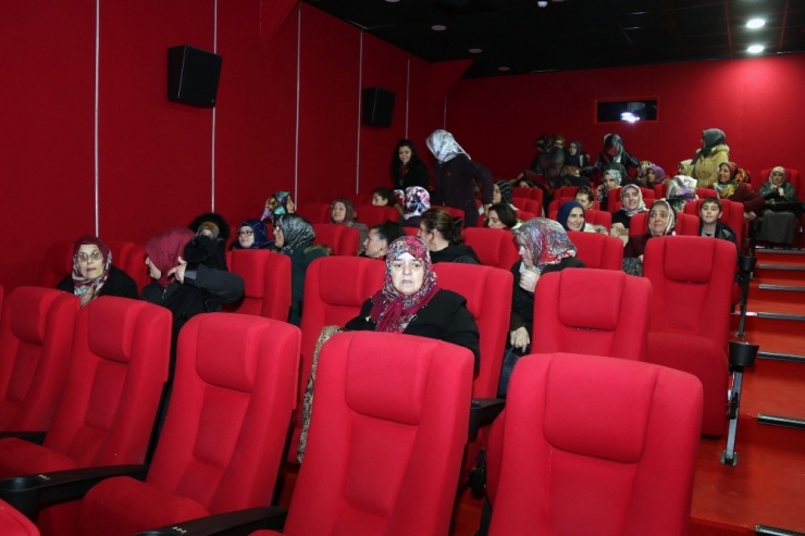 Üniversite Öğrencileri Harçlıklarını Köylü Kadınların İlk Filmi İçin Harcadılar