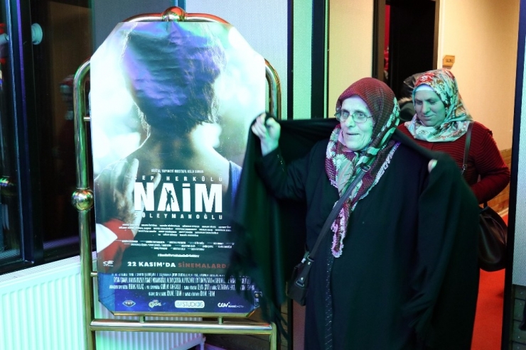 Üniversite Öğrencileri Harçlıklarını Köylü Kadınların İlk Filmi İçin Harcadılar