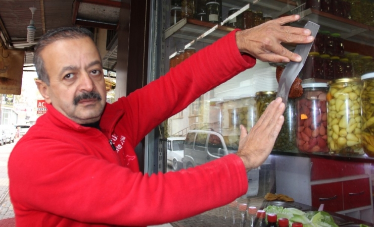 Dünya Gündemine Oturan Duvardaki Muz Yerine Camda Çiğ Köfte