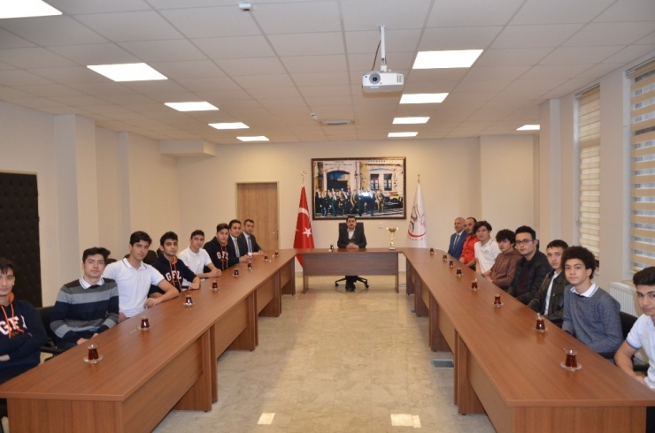 Kaymakam Coşkun, Şampiyon Güreşçileri Ağırladı