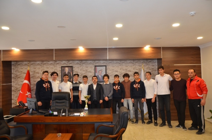 Kaymakam Coşkun, Şampiyon Güreşçileri Ağırladı