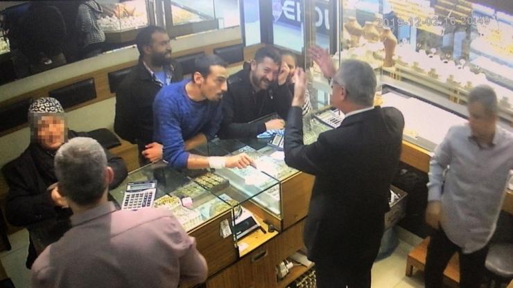 Kasayla Çaldıkları Altınları Gülerek Satmışlar