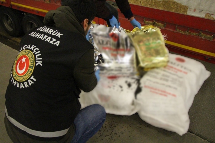 Kapıkule’de Bir Tır Dolusu Kaçak Çay Ele Geçirildi