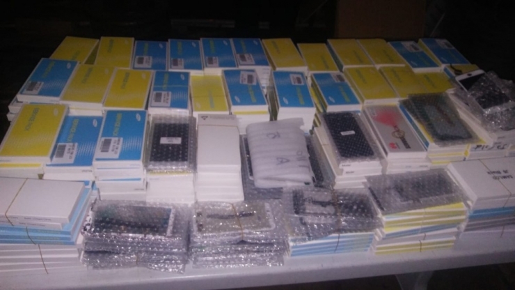 Adana’da 65 Bin Liralık Kaçak Telefon Ele Geçirildi