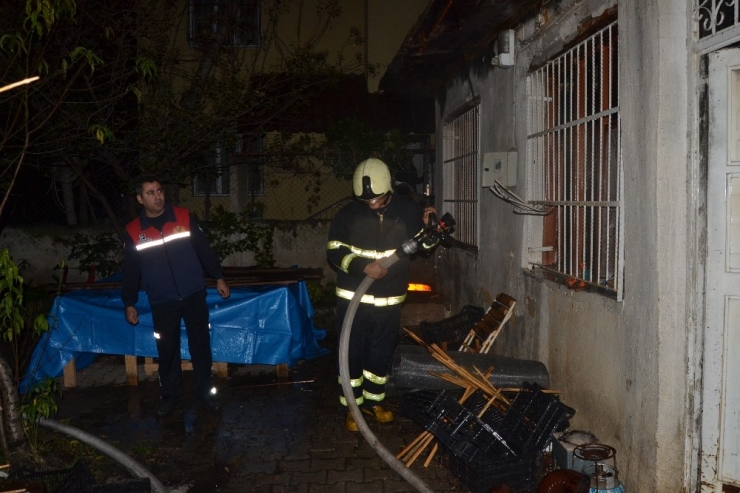 Kozan’da Yanan Ev Kullanılmaz Hale Geldi