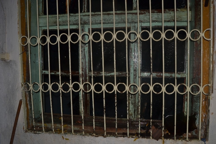 Kozan’da Yanan Ev Kullanılmaz Hale Geldi