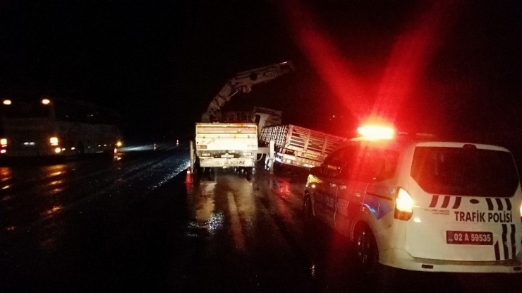 Gölbaşı’nda Yan Yatan Tır Vinç İle Kurtarıldı