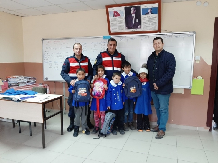 Jandarmanın Hediyesi Köy Okulundaki Minik Öğrencileri Mutlu Etti