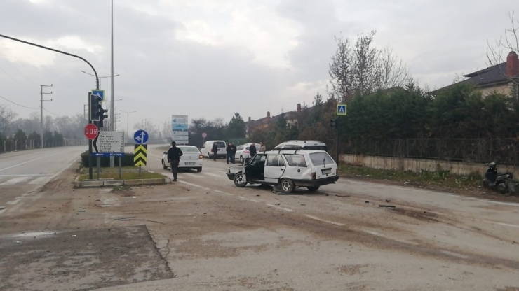 Lambaların Yanmadığı Kavşakta 3 Araç Bir Birine Girdi: 1 Yaralı