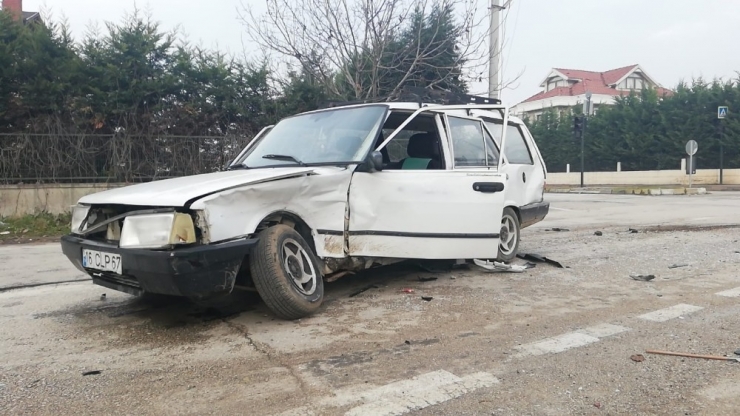 Lambaların Yanmadığı Kavşakta 3 Araç Bir Birine Girdi: 1 Yaralı