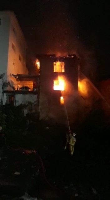Bursa’da 3 Katlı Bina Alev Alev Yandı