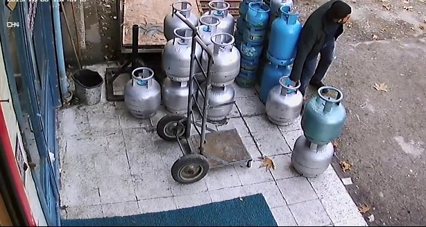 Kaşla Göz Arasında Dükkanın Önündeki Tüpleri Çaldılar