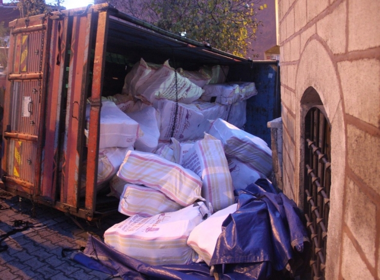 Eyüpsultan’da İplik Yüklü Kamyonetin Kasası Devrildi