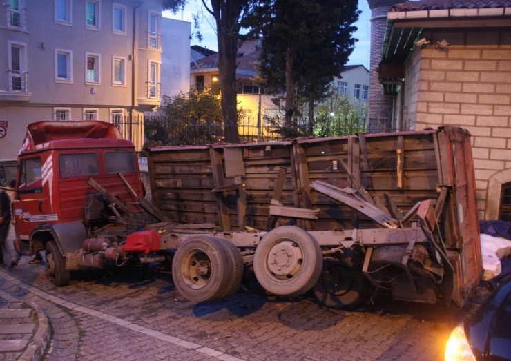 Eyüpsultan’da İplik Yüklü Kamyonetin Kasası Devrildi