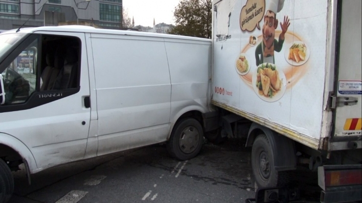 Gaziosmanpaşa’da Halk Otobüsü Kaza Yaptı: 4 Yaralı