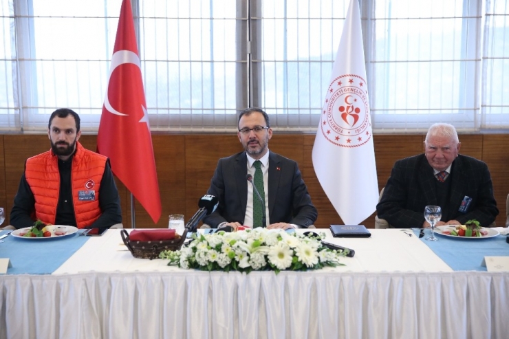 Bakan Kasapoğlu, Büyük Atatürk Koşusu’nu Kazanan Milli Atletleri Ağırladı