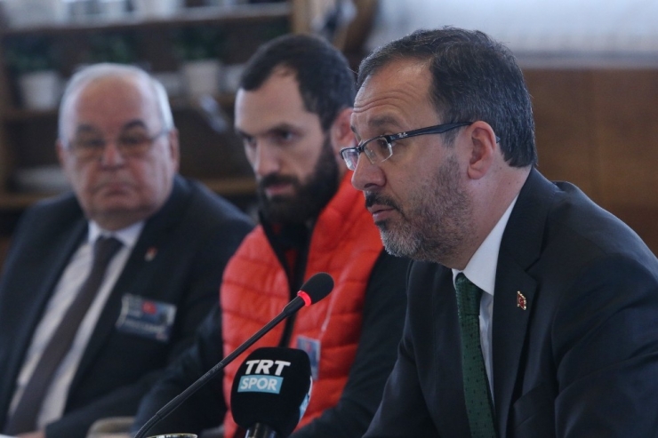 Bakan Kasapoğlu, Büyük Atatürk Koşusu’nu Kazanan Milli Atletleri Ağırladı