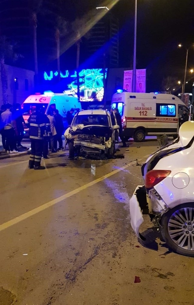 Kontrolden Çıkan Araç 6 Otomobile Çarptı: 3 Yaralı