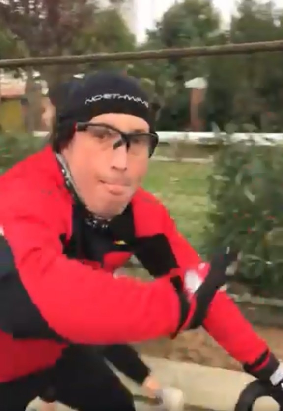 Genç Kızın Bisiklet Sürücüsü Tarafından Saldırıya Uğradığı Anlar Kamerada