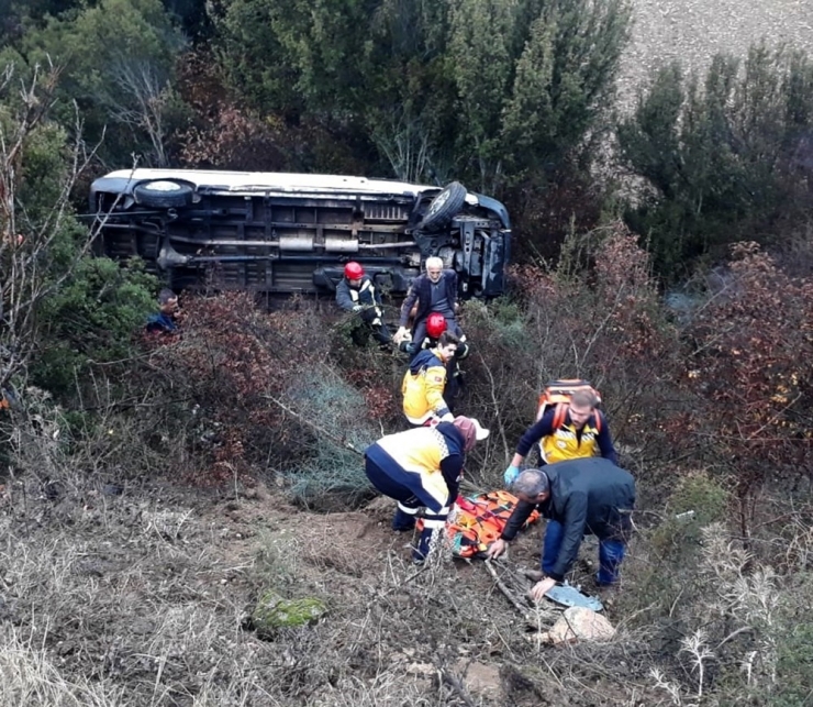 Kontrol Çıkan Araç Şarampole Uçtu: 1 Yaralı
