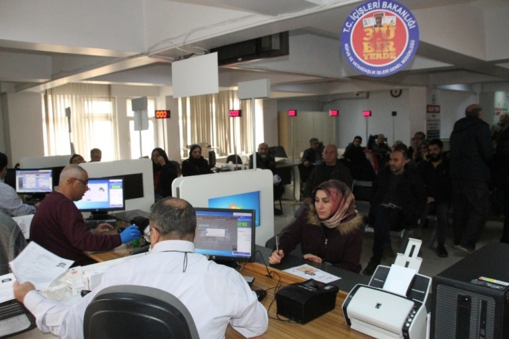 Nüfus Müdürlüğünde Yoğunluk