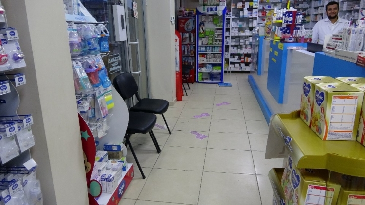 Eczanede Unutulan Poşeti Kaşla Göz Arasında Çalıp Kaçtı