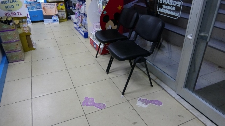 Eczanede Unutulan Poşeti Kaşla Göz Arasında Çalıp Kaçtı